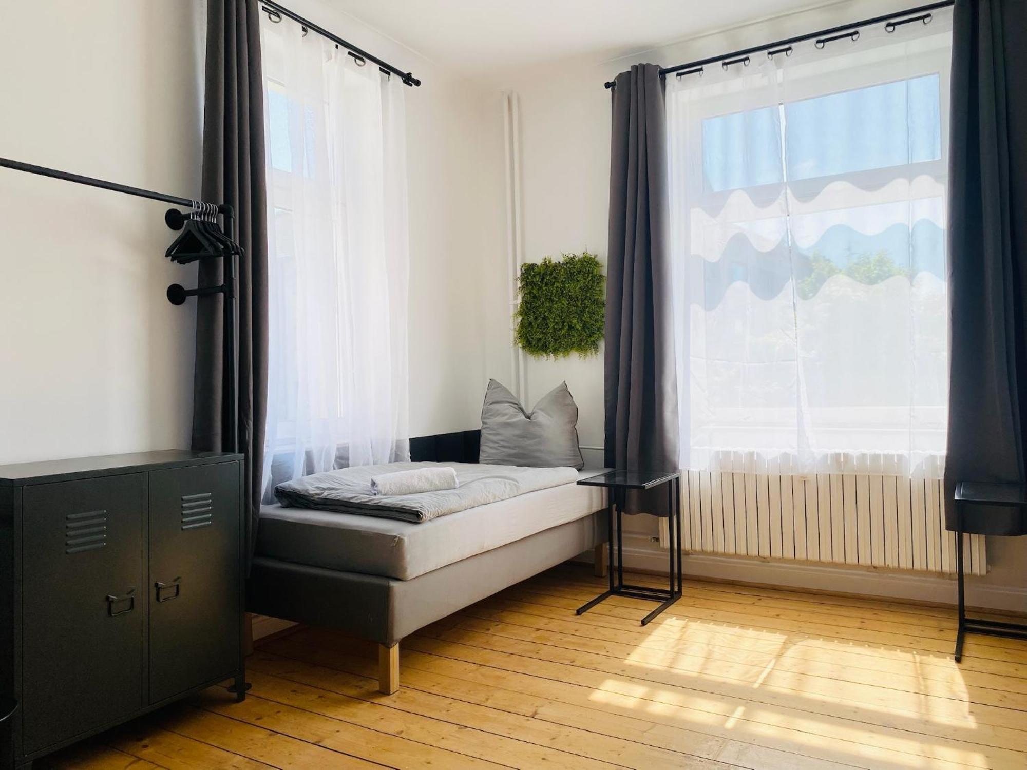 Sh-team For Work & Travel With Free Parking Duisburg